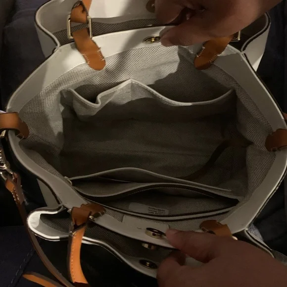 White Dooney and Bourke satchel purse. - Picture 7 of 9